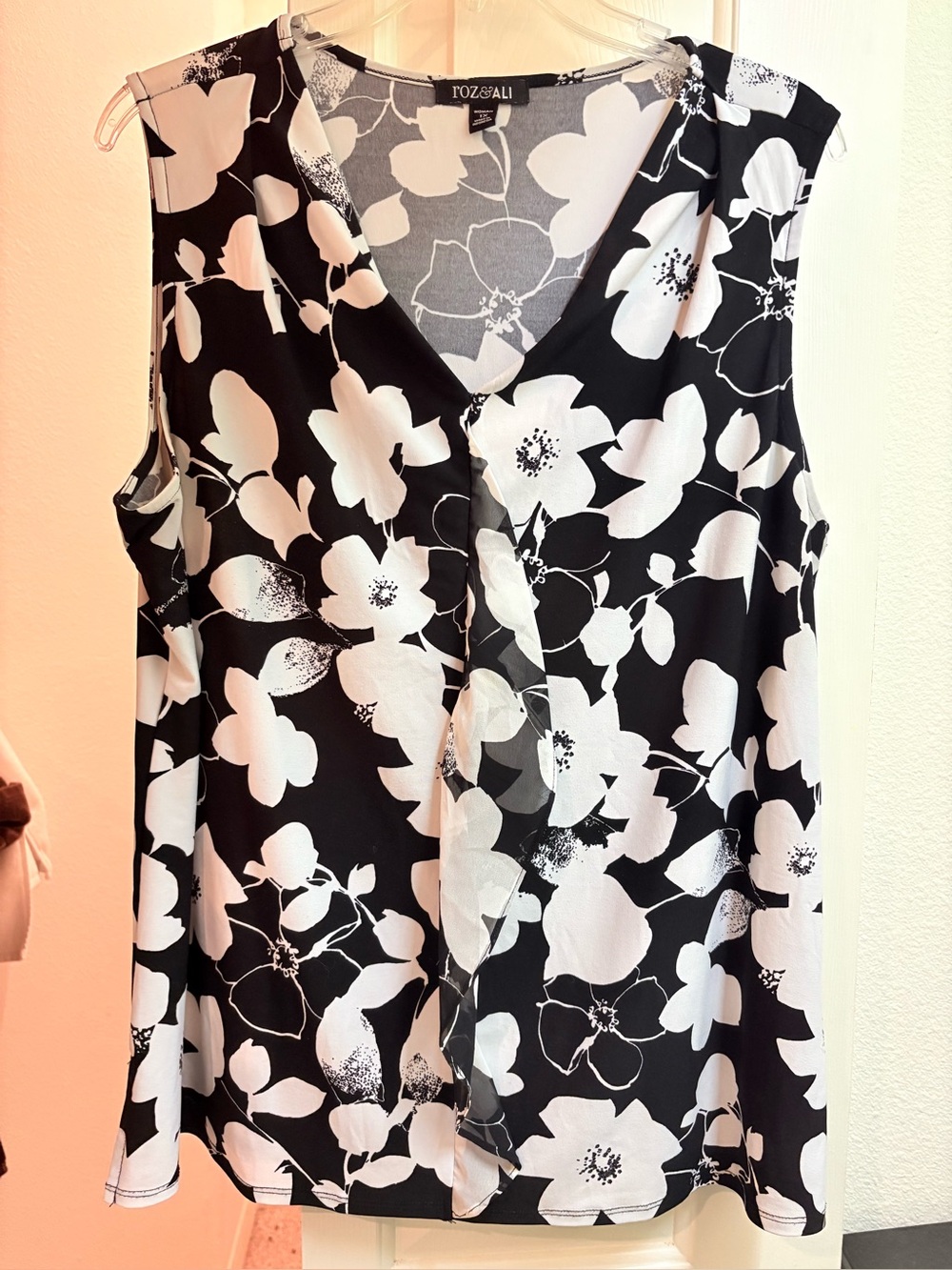Roz & Ali Black and White Floral V-Neck Sleeveless Camisole